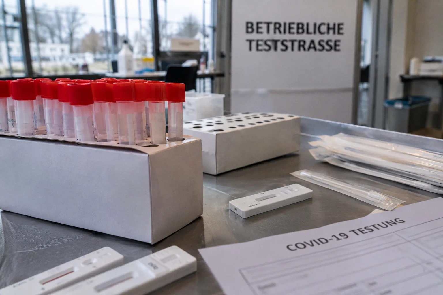 Betriebliche Teststraße oder Gurgelbox: Was ist effizienter?