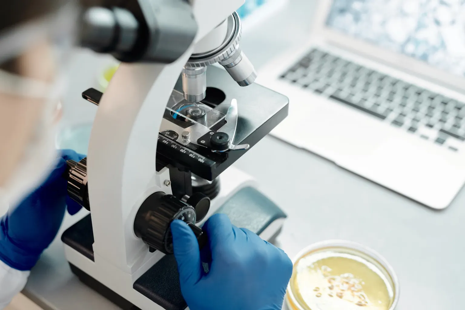 Warum tägliche COVID-Tests in Krankenhäusern oft medizinisch sinnlos sind